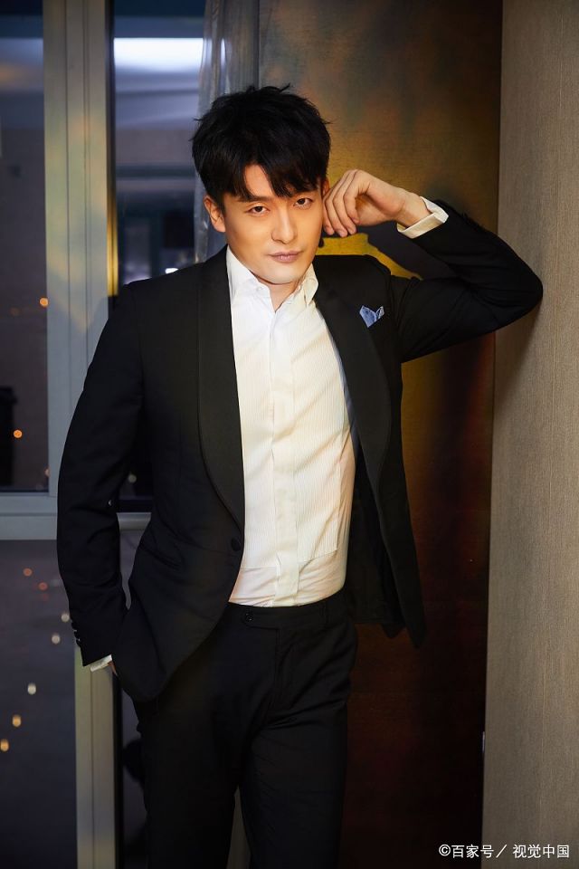 孙艺洲百合奖深情演唱秀歌喉 拍写真颜值能打帅气有型